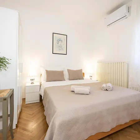 Double Bed With Private Bathroom Apartmán