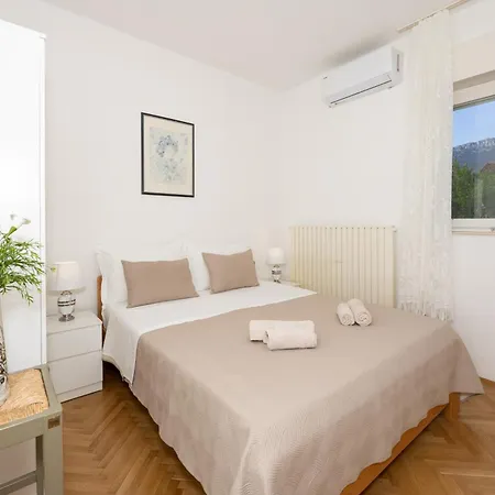 Double Bed With Private Bathroom Apartmán Kaštela