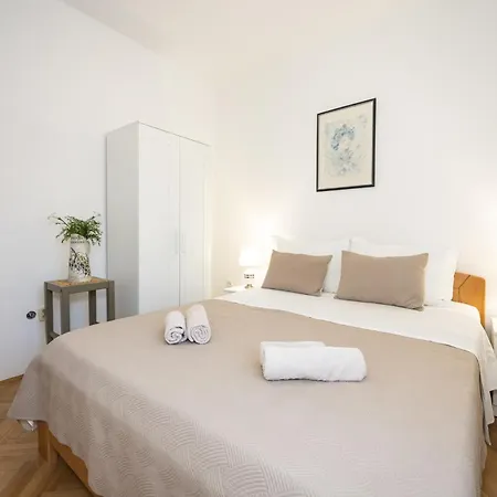 Double Bed With Private Bathroom Apartmán Kaštela